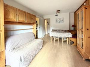 En eller flere senge i et værelse på Studio agréable Pied des pistes Balcon - FR-1-267-279 + 14 billeder