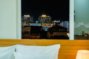 Postel nebo postele na pokoji v ubytování Bombo DaLat Hotel