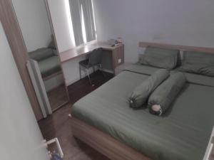 Postel nebo postele na pokoji v ubytování Barata Residence Aeropolis
