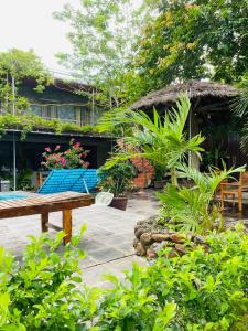 Taman di luar Jungle Boss Travel Lodge