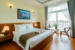 Postel nebo postele na pokoji v ubytování Bombo DaLat Hotel