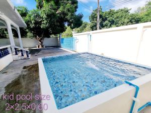 a swimming pool in the backyard of a house at Mae Rampung Beach House คาราโอเกะและสระเด็ก in Rayong