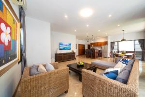 TV a/nebo společenská místnost v ubytování Sanook dream villas Nai Harn Beach