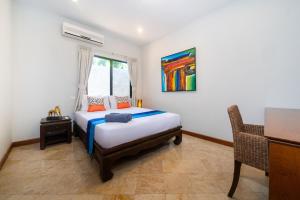 Postel nebo postele na pokoji v ubytování Sanook dream villas Nai Harn Beach