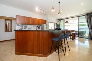 Kuchyň nebo kuchyňský kout v ubytování Sanook dream villas Nai Harn Beach