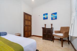 Postel nebo postele na pokoji v ubytování Sanook dream villas Nai Harn Beach