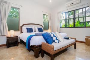 Postel nebo postele na pokoji v ubytování Sanook dream villas Nai Harn Beach