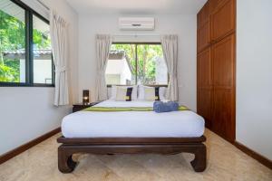 Postel nebo postele na pokoji v ubytování Sanook dream villas Nai Harn Beach