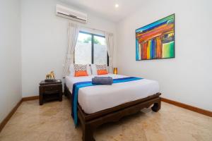 Postel nebo postele na pokoji v ubytování Sanook dream villas Nai Harn Beach