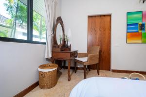 Postel nebo postele na pokoji v ubytování Sanook dream villas Nai Harn Beach