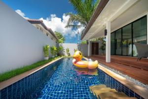 Bazén v ubytování Sanook dream villas Nai Harn Beach nebo v jeho okolí