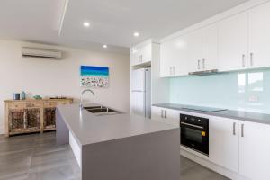 Kuchyň nebo kuchyňský kout v ubytování Ishtar Apartment 9- Best Water Views + 5 fotografií