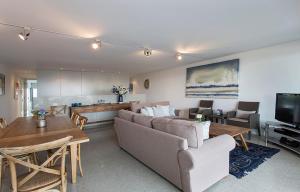 uma sala de estar com um sofá e uma mesa em Modern & Sleek, Minutes to the City. Parking/Pool em Sydney