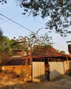 una casa con dos puertas y una valla en StayBareng di Kasongan en Jarakan