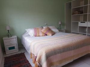 1 dormitorio con 1 cama con 2 lámparas en Bahía Inglesa arenas blancas y aguas turquesa, en Caldera