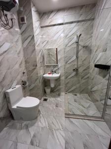 La salle de bains est pourvue de toilettes, d'une douche et d'un lavabo. dans l'établissement فيلا كاملة ب 5 غرف نوم عرض خاص للفترات الطويلة و الكاش, à Dammam