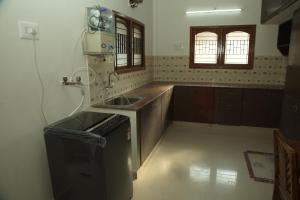 cocina con fregadero y encimera en IZI APOLLO STAY en Chennai