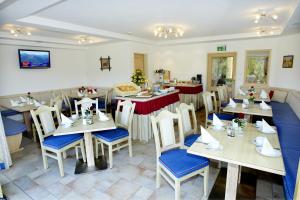 un restaurante con mesas y sillas en una habitación en Kamptalschlössl, en Plank am Kamp