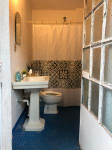 ein Bad mit einem WC und einem Waschbecken in der Unterkunft Bungalito en Cuernavaca in Cuernavaca