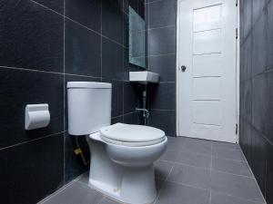 Koupelna v ubytování RAP Hotel Balige + 10 fotografií