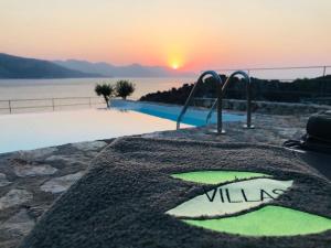 una pintura de una piscina con la puesta de sol en el fondo en Z-Villas Beach Hotel, en Marmaris
