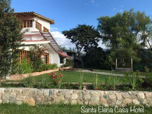 ein Haus mit einer Steinmauer vor einem Hof in der Unterkunft Santa Elena Hotel in Cajabamba