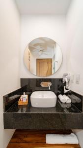 La salle de bains est pourvue d'un lavabo et d'un miroir. dans l'établissement Casa Blú Huatulco, à Santa Cruz Huatulco