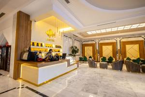 una hall di un ristorante con bancone e sedie di Hamdan Plaza Hotel Salalah, an HTG Hotel a Salalah
