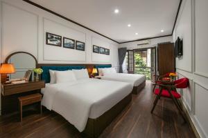 Postel nebo postele na pokoji v ubytování Silk Hanoi Moment Hotel & Spa - Hanoi Old Quarter