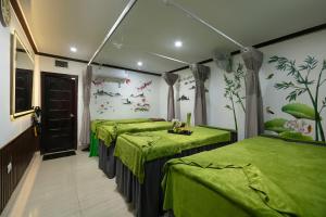 Postel nebo postele na pokoji v ubytování Silk Hanoi Moment Hotel & Spa - Hanoi Old Quarter