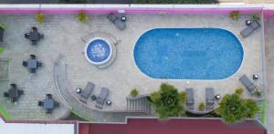 una vista aérea de una piscina en un edificio en Studio Coliving Hotel, en Panamá