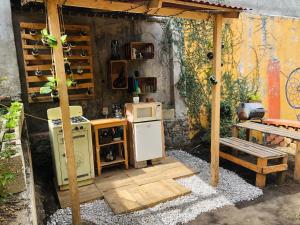 eine kleine Küche mit einem Herd und einem Kühlschrank in der Unterkunft Bungalito en Cuernavaca in Cuernavaca