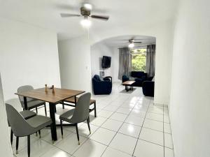 a dining room and living room with a table and chairs at Exclusivo apartamento in San Salvador