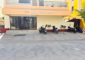 un gruppo di motocicli parcheggiato di fronte a un edificio di Hotel Lankesh Aurangabad ad Aurangabad