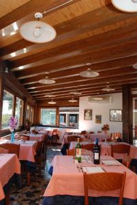 塞科托的住宿－達凡酒店，用餐室配有桌椅和粉红色的桌布
