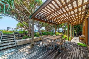 Balkón nebo terasa v ubytování Fuller Holidays - Belongil Beachside Cottage