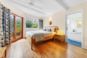 Postel nebo postele na pokoji v ubytování Fuller Holidays - Belongil Beachside Cottage
