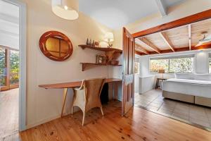 Postel nebo postele na pokoji v ubytování Fuller Holidays - Belongil Beachside Cottage + 6 fotografií