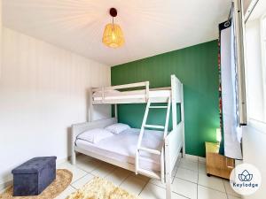 a bedroom with a bunk bed and a green wall at Villa Ti Coin Frais - 100 m² - Plaine des Palmistes in La Plaine des Palmistes