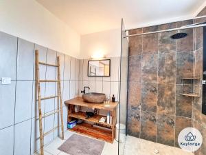 a bathroom with a shower and a sink at Villa Ti Coin Frais - 100 m² - Plaine des Palmistes in La Plaine des Palmistes