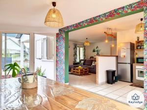 a kitchen and a living room with a table at Villa Ti Coin Frais - 100 m² - Plaine des Palmistes in La Plaine des Palmistes