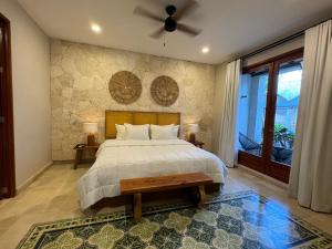 a bedroom with a bed and a ceiling fan at Los Frailes Concept Hotel in Valladolid