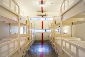 Qilombo Hostel Silom - HQ客房内的一张或多张床位