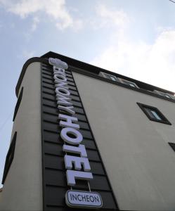 um edifício com um sinal na lateral em Ekonomy Hotel Incheon em Incheon