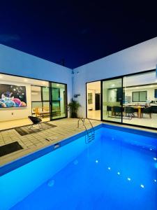 una casa con piscina por la noche en Casa Mosso, 3 rooms house and pool, en Oaxaca City