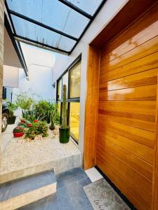 una puerta de madera a una casa con plantas en Casa Mosso, 3 rooms house and pool, en Oaxaca City