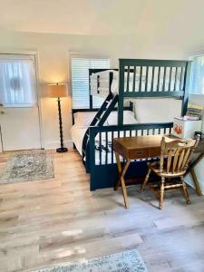 1 dormitorio con cama, escritorio y mesa en Cozy Neutral Farmhouse, Coffee provided, Relaxation optional, en Muskegon