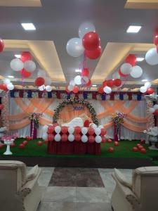 un escenario con globos rojos y blancos y una mesa en The Metropol Hotel Siwan en Siwān