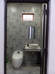 uma casa de banho com um WC e um lavatório em Chàm’s Corner Lookout Homestay & Restaurant em Tân Hiệp