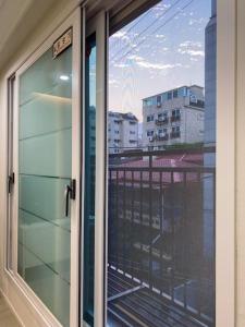 okno w budynku z widokiem na miasto w obiekcie Stay Light w Seulu